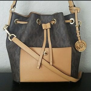 Michael kors bucket bag